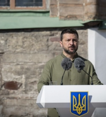 День державності: Зеленський нагородив військових і вручив паспорти юним українцям