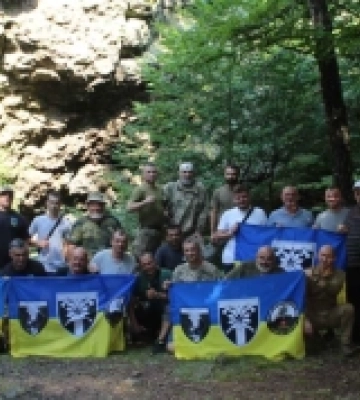 На найвищій точці Іршавщини встановили прапор 128-ї Закарпатської окремої гірсько-штурмової бригади