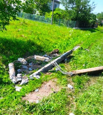 На Калущині нетверезий водій врізався в електроопору: один з пасажирів авто загинув 
