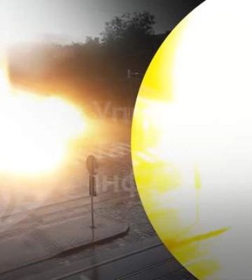 Блискавка тричі влучила в контактну мережу у Львові: відео з місця