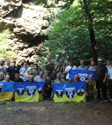 На найвищій точці Іршавщини встановили прапор 128-ї Закарпатської окремої гірсько-штурмової бригади