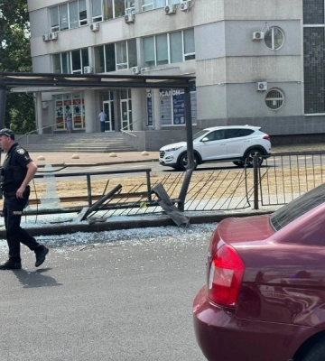 В Одесі автомобіль врізався в трамвайну зупинку