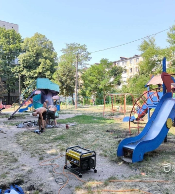 У Дніпрі для безпеки малечі тривають ремонти дитячих та спортивних майданчиків