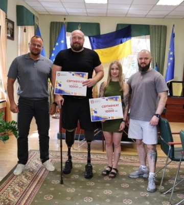 Мер Луцька вручив двом спортсменам грошові сертифікати за високі досягнення