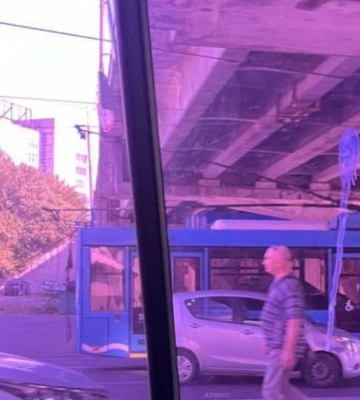 У Дніпрі під Центральним мостом застряг тролейбус і авто: рух ускладнений 
