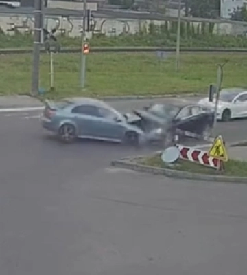Лоб у лоб: у Луцьку на проблемному перехресті потрощилися Mitsubishi та Volvo (відео)