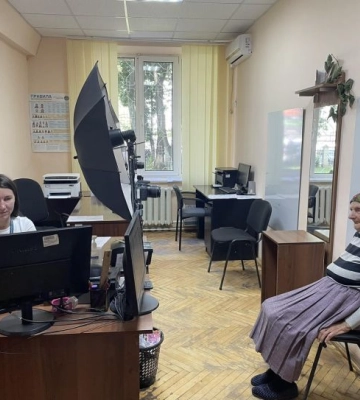 На Прикарпатті закордонний паспорт оформила 102-річна жінка