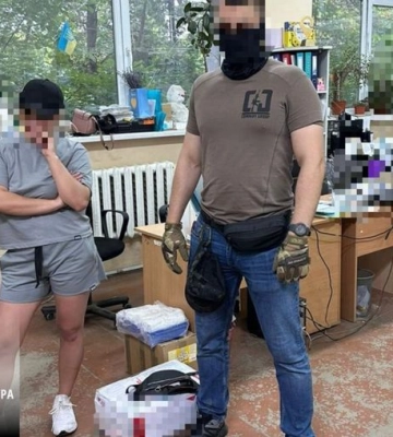 У контрабанді канабісу з Таїланду під виглядом чаю підозрюється мешканка столиці