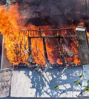 Рашисти влучили у багатоквартирний будинок у Херсоні: 3 людей врятовано, ще 2 - евакуйовано. ФОТОрепортаж