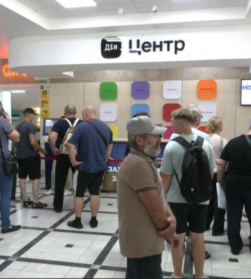 Черга вишикувалася ще до відкриття: як у Рівненському ЦНАПі оновлювали дані в останній день (ВІДЕО)