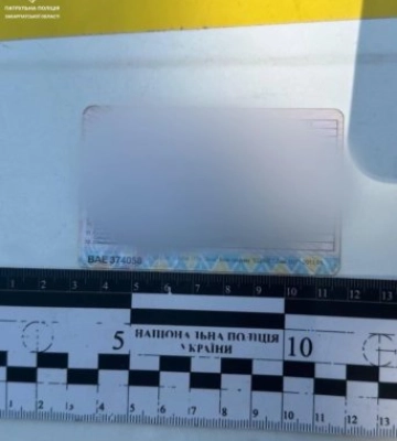 Патрульні поліцейські виявили водія-порушника, який надав фальшиві документи