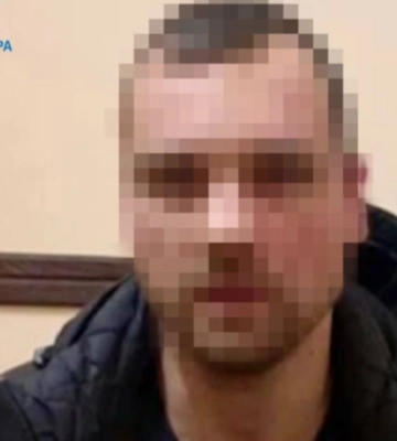 Прийшли в останній день: біля ЦНАПів Рівного - черги з охочих оновити дані