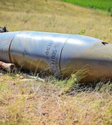 Російську авіабомбу ФАБ-500 виявили у полі на Донеччині, - ДСНС. ФОТОрепортаж