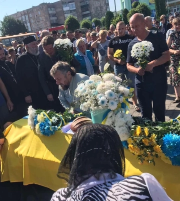 У Корці попрощалися з молодим захисником, якого вбив дрон (ФОТО)