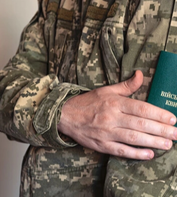 Черга вишикувалася ще до відкриття: як у Рівненському ЦНАПі оновлювали дані в останній день (ВІДЕО)