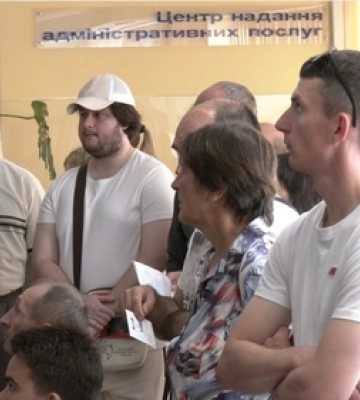Останній день оновлення даних: у Луцькому ЦНАПі – черги з військовозобов&#039;язаних
