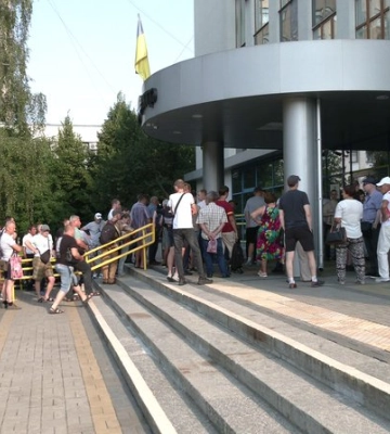 Черга вишикувалася ще до відкриття: як у Рівненському ЦНАПі оновлювали дані в останній день (ВІДЕО)