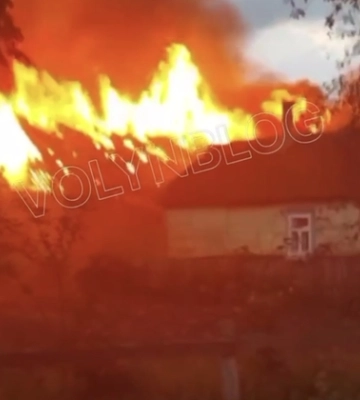 На Волині через блискавку загорілася будівля (відео)