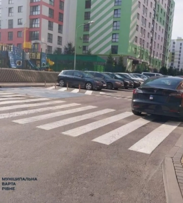 У Рівному оштрафували ще 140 водіїв, бо паркуються навіть на «зебрі»