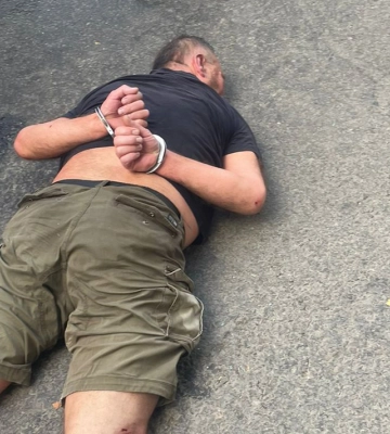 Неадекватний водій на 3 години заблокував КПП і поранив прикордонника ножем (відео)
