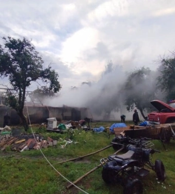 На Волині через блискавку загорілася будівля (відео)