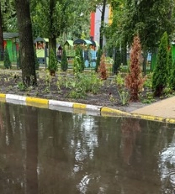 Под Киевом ливень превратил двор многоэтажки в "бассейн"