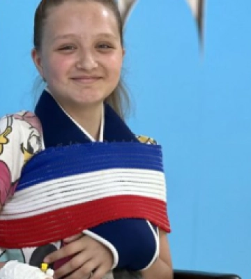 Перелетіла через гойдалку: львівські лікарі прооперували дівчинку з трьома переломами