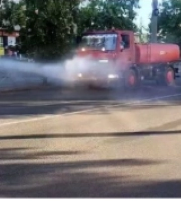 У Кропивницькому щоранку вулиці поливають водою