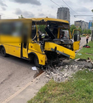 У Львові маршрутка врізалася в опору електропередач: двоє постраждалих