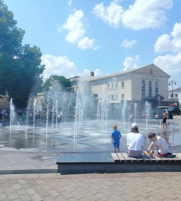 Як у луцьких фонтанах діти рятуються від спеки