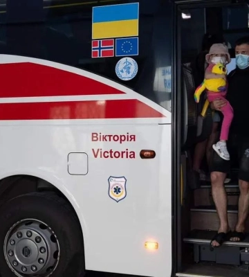 Онкохворих дітей із київського «Охматдиту» зі Львова перевезли за кордон