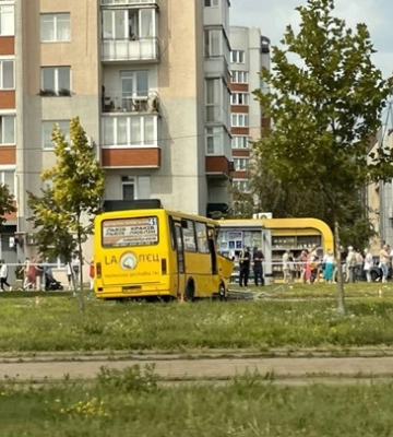 У Львові маршрутка в#039;їхала в опору: багато постраждалих