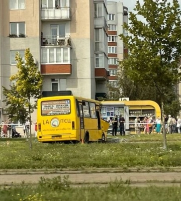 На Сихові сталась масштабна ДТП за участі маршрутки: рух перекрито (ФОТО)