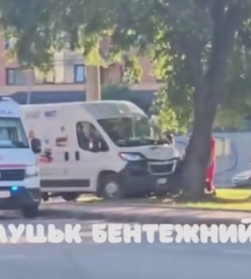 У Луцьку на кільці біля «Променя» бус влетів в дерево (відео)