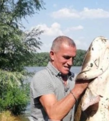Дніпровські рибалки спіймали величезного сома вагою понад 30 кілограмів