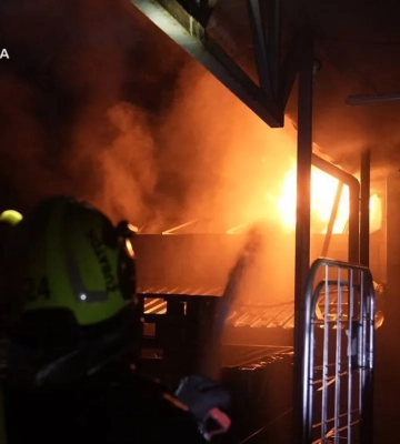 На столичних Позняках спалахнула потужна пожежа в супермаркеті (фото, відео)