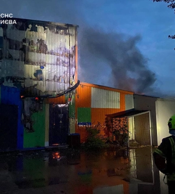 На столичних Позняках спалахнула потужна пожежа в супермаркеті (фото, відео)