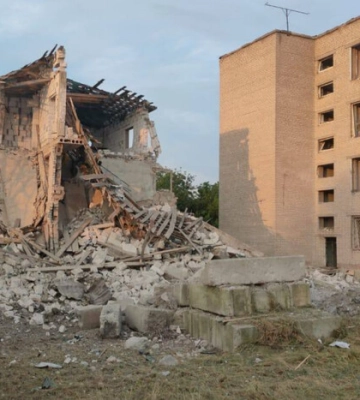 Окупанти двічі вдарили по центру Чугуєва, поранивши сімох людей