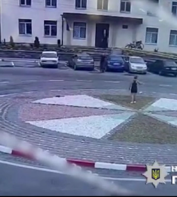 На Киевщине женщина совершила самоподжог возле помещения суда: видео