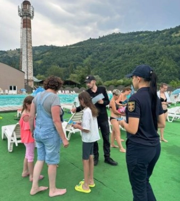 Поліцейські Рахова поспілкувалися з дітками про безпеку на воді