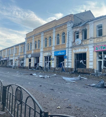 Окупанти вдарили по центральній частині міста Чугуїв.