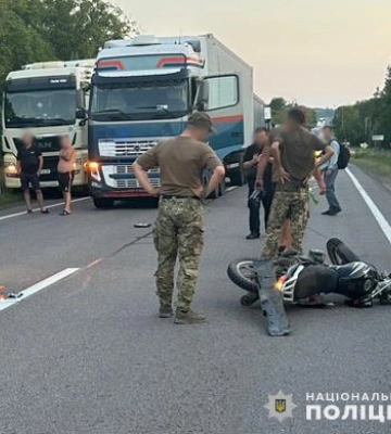 На Львівщині зіткнулися вантажний автомобіль «Volvo» та мотоцикл «Musstang»