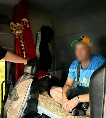Хотів до Німеччини: на Львівщині прикордонники виявили у вантажівці пасажира-“невидимку” (ВІДЕО)
