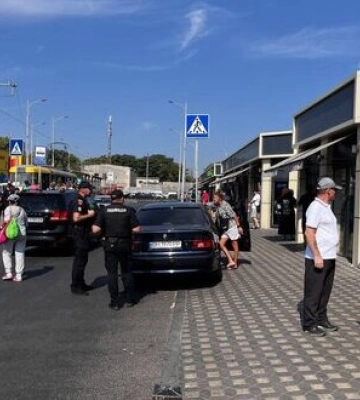 Біля Привозу в Одесі сталася стрілянина: Жінка вихопила у поліцейського зброю. ВІДЕО+ФОТО