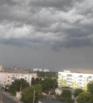 В секунді потемніло: над Луцьком нависла дощова хмара (фото, відео)