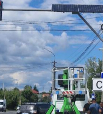 У Луцьку до кінця року ще 10 світлофорів обладнають сонячними панелями