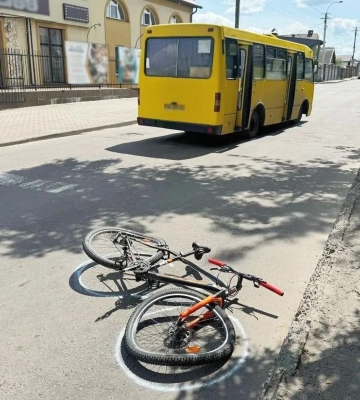 На перехресті в Рівному маршрутка збила велосипедиста