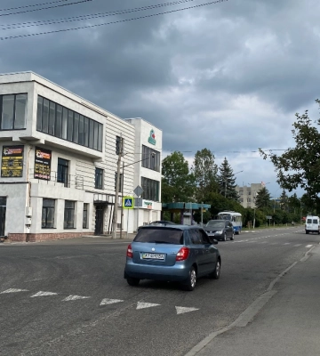 У Надвірній працюють над встановленням світлофора на аварійному перехресті