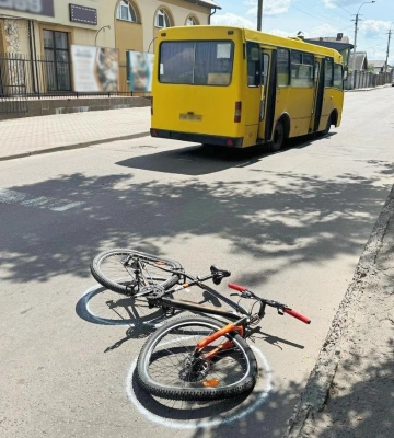 На перехресті в Рівному маршрутка збила велосипедиста