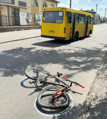 На перехресті в Рівному маршрутка збила велосипедиста